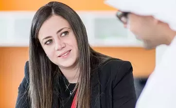 une femme a une réunion au travail