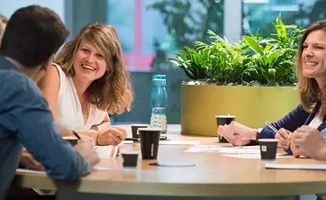 les gens boivent du café au travail