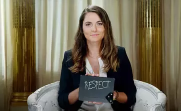 femme tenant une carte avec le mot « respect »