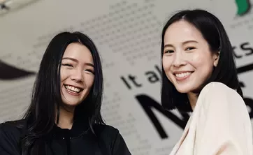 deux jeunes femmes souriantes