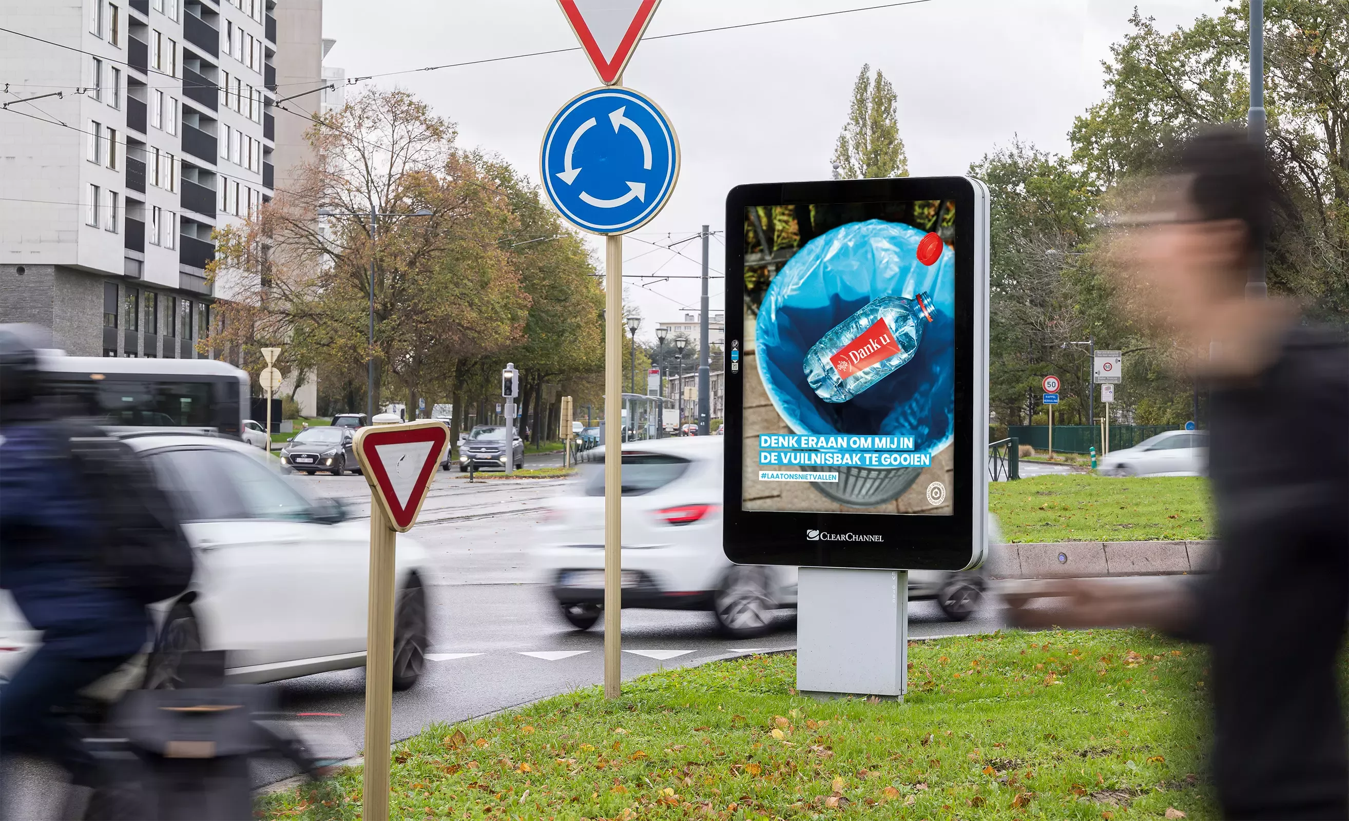 Nestlé en Clear Channel bundelen hun krachten om zwerfvuil te bestrijden met de eerste affiche campagne op 100% gerecycleerd papier.